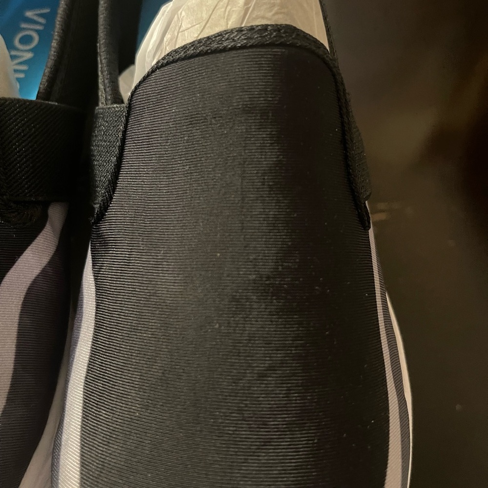 Vionic Nalia Blk/Gry Mesh Slip on Sneakers Size 6 -  Gently Used - Picture 3 of 5